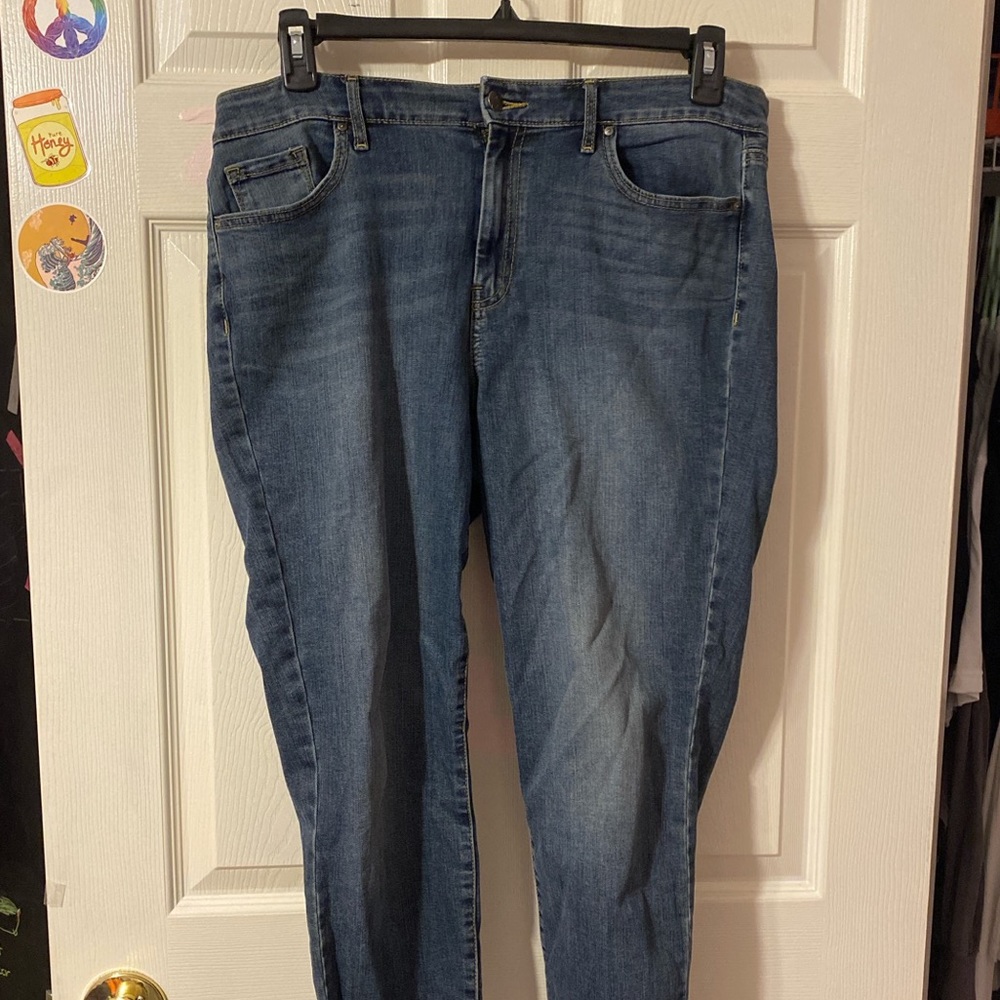 Ankle cropped blue jeans.